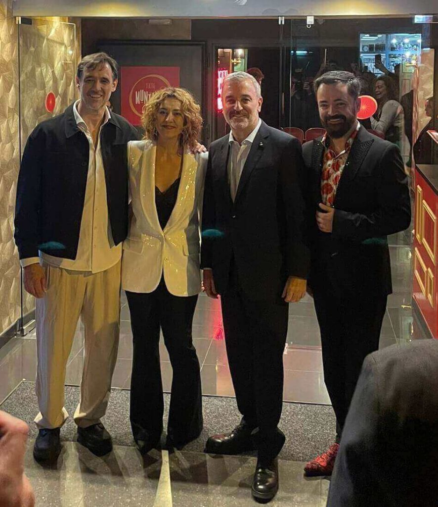 Collboni junto a los líderes de la productora, Sandra Reyes y Carlos Ramos. A la derecha, el comediante Toni Cano